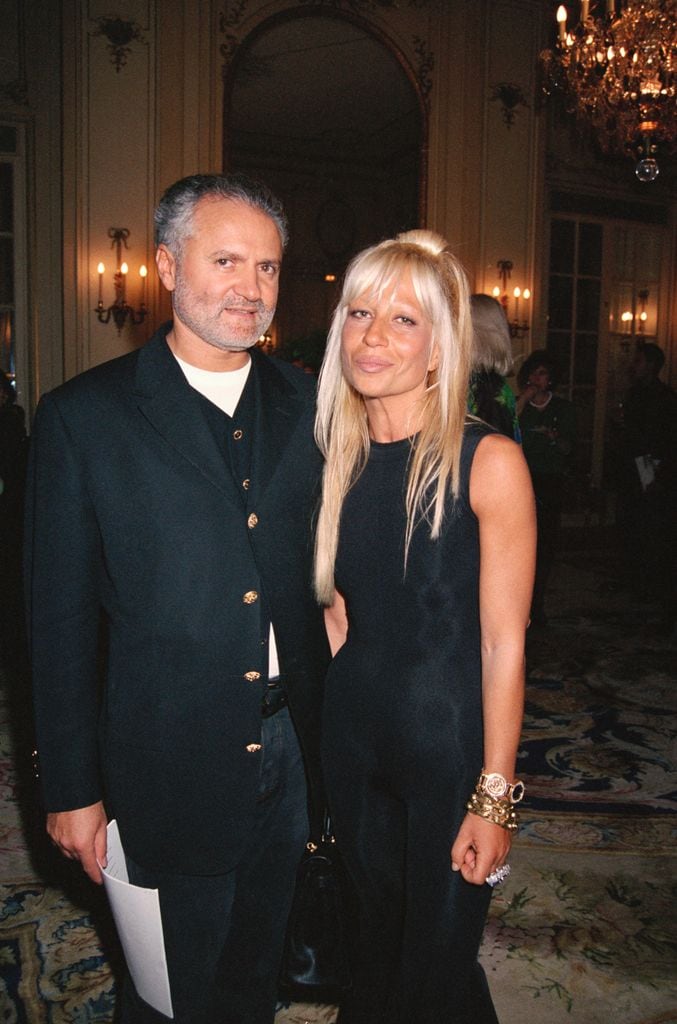Gianni y Donatella Versace en París, en 1993