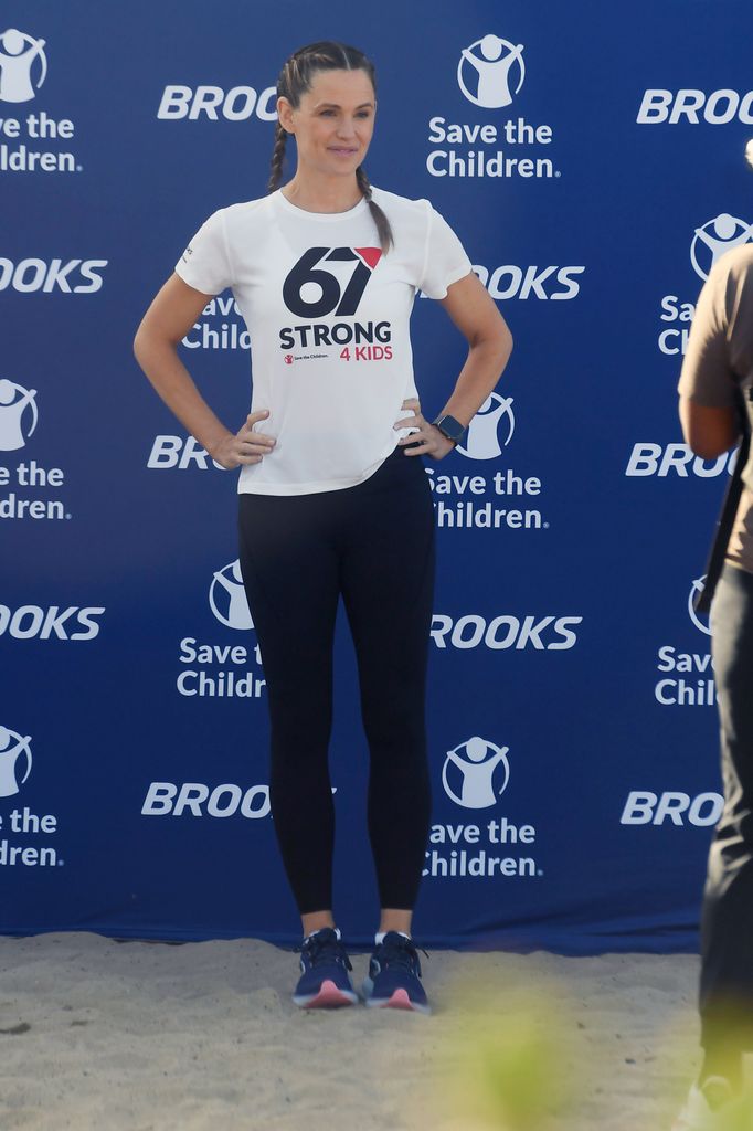 Jennifer Garner participó en una carrera benéfica en su papel como embajadora de Save The Children.