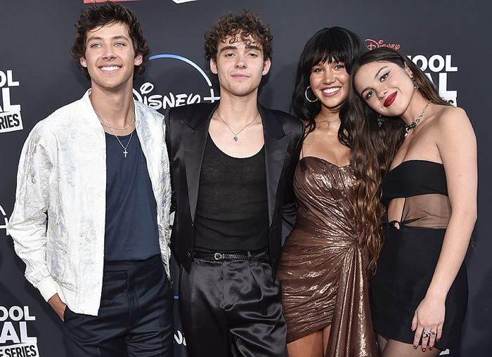 olivia rodrigo y joshua bassett con el reparto de High School Musical The Musical The Series