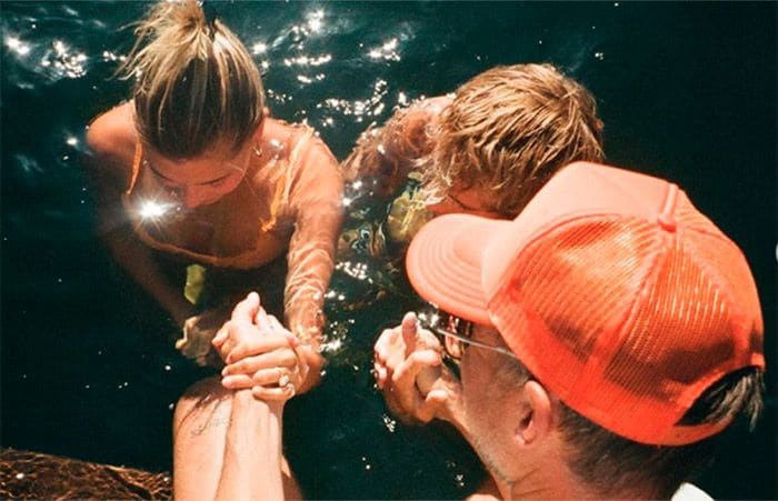 Justin Bieber y Hailey Baldwin dentro del lago donde fueron bautizados