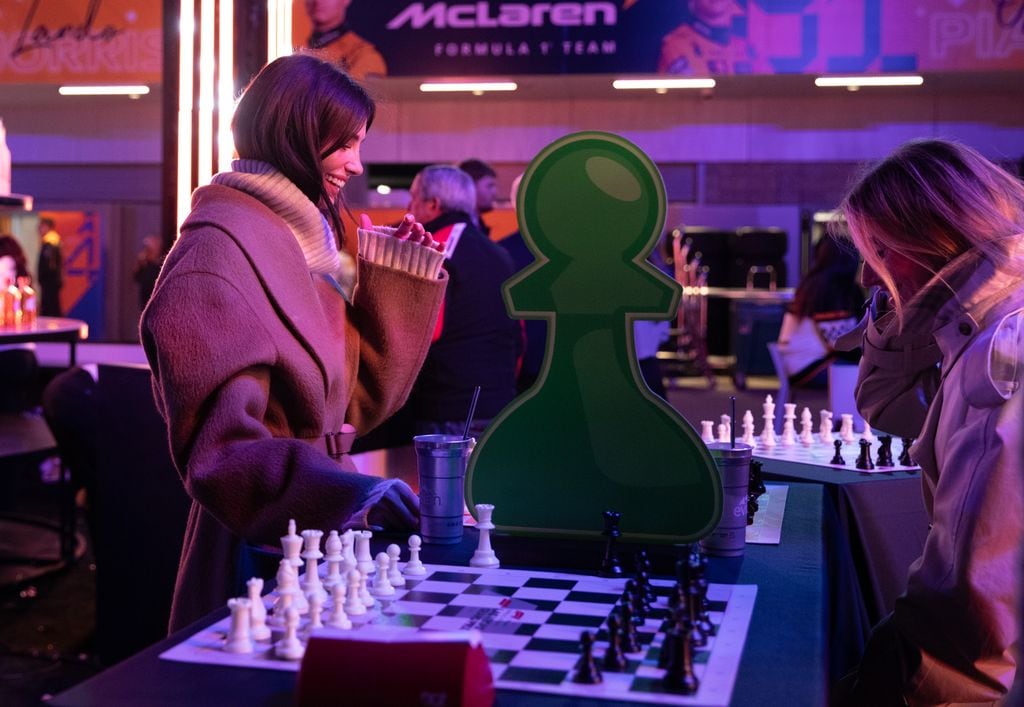 Rebecca, jugando al ajedrez