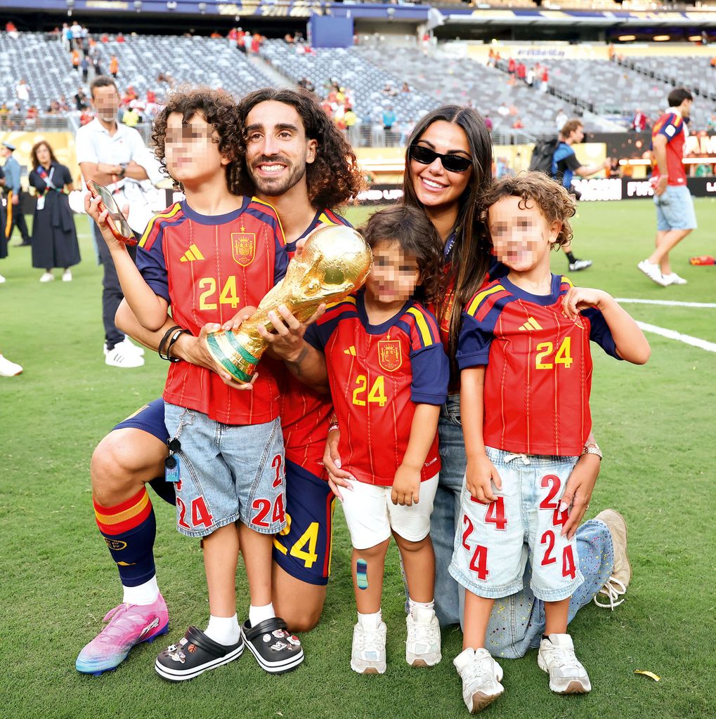 Cucurella celebra con su mujer y sus hijos el triunfo del Mundial 2026