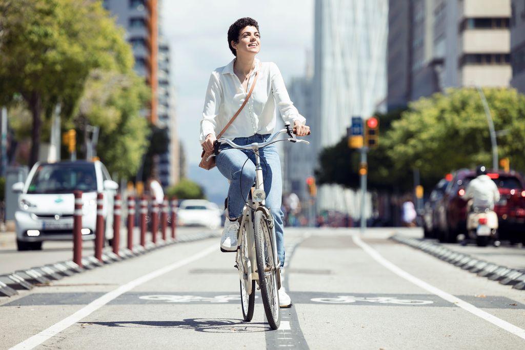 Mujer montando en bicicleta por la ciudad