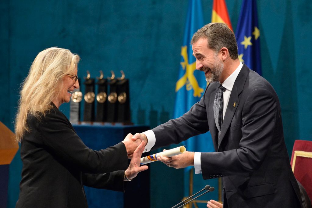 Don Felipe entrega el Premio Príncipe de Asturias a Annie Leibovitz 2013