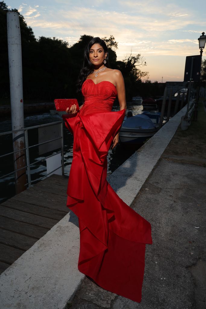 Farhana Bodi en la gala amfAR del Festival de Venecia 2024