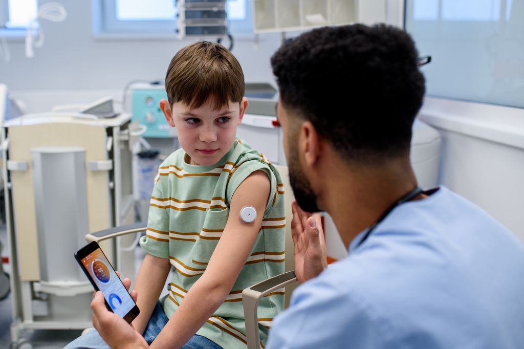 niño diabético en la consulta del médico