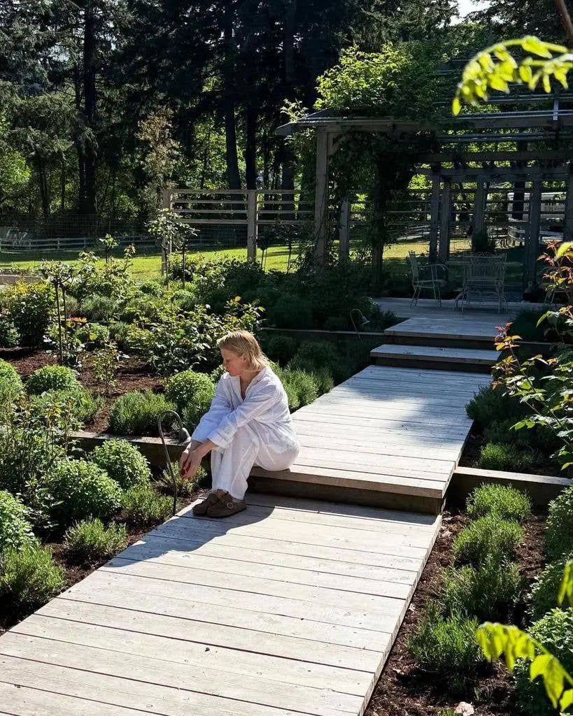 Pamela Anderson en su jardín. 