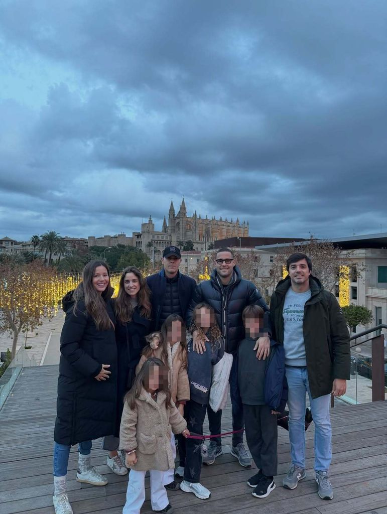 Malena Costa y Mario Suárez, con amigos durante su Navidad