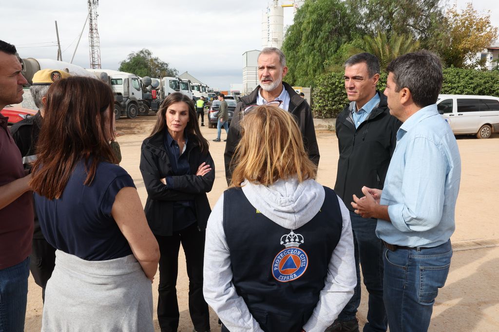 Plano medio de los Reyes y Pedro Sánchez visitando Valencia tras la DANA
