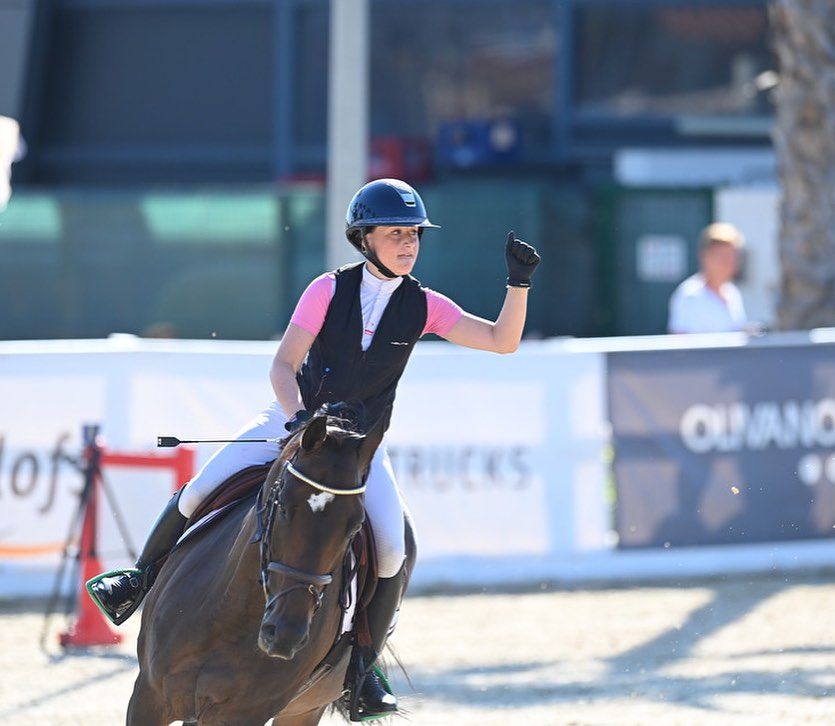 Plano medio de Emma Behn durante una competición de caballos