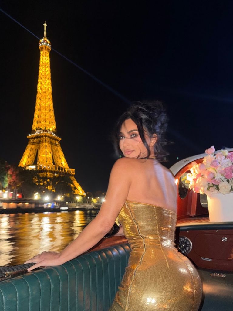 Kim Kardashian espectacular con un vestido dorado en París