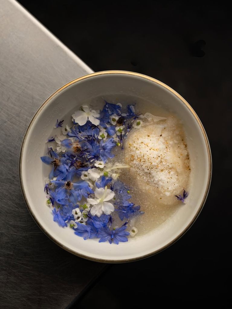 Con una propuesta en constante evolución, Nakeima sigue siendo una de las direcciones imprescindibles para los amantes de la cocina asiática contemporánea en Madrid. En la imagen: Sunomono de flores- nieve de sepia, sunomono transparente y flores de temporada.