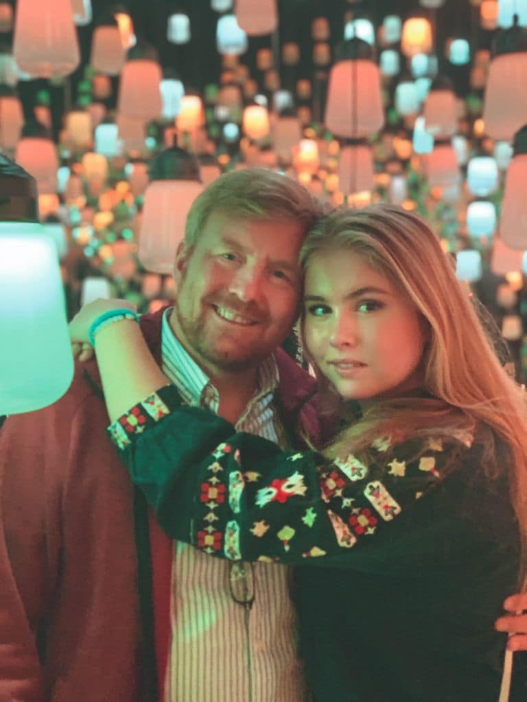 Plano medio de Amalia de Holanda abrazada con su padre Guillermo