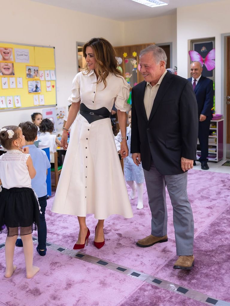 La reina Rania de Jordania junto a Abdalá II en una visita a una escuela de Aqaba por el Día Mundial de los Docentes, 2026.