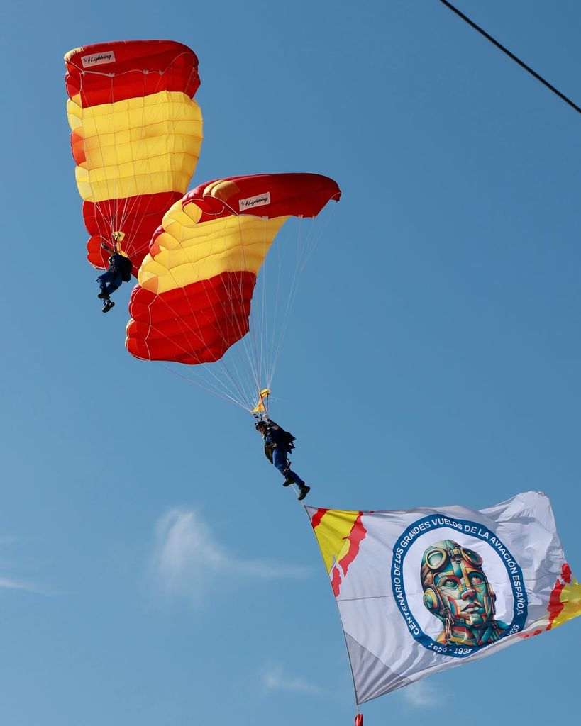Salto con la bandera en el acto de ayer viernes en la playa de Vigo