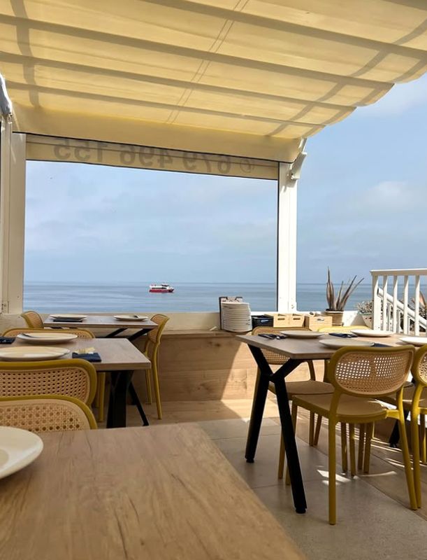 Terraza del restaurante La Muralla, con preciosas vistas del Mediterráneo. 