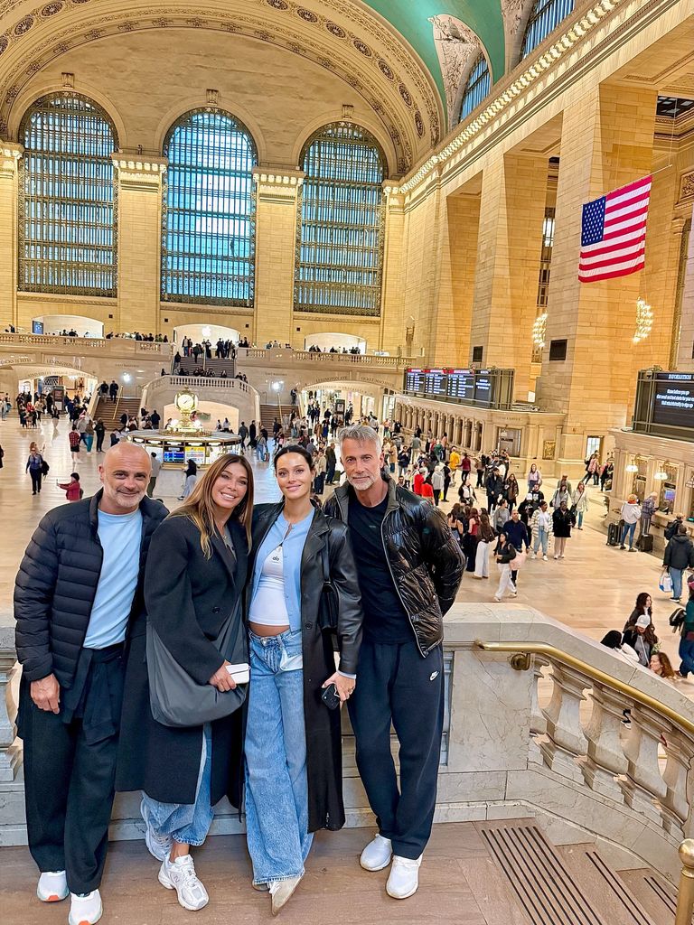Oriana y sus padres en la famosa Grand Central Terminal de Nueva York.