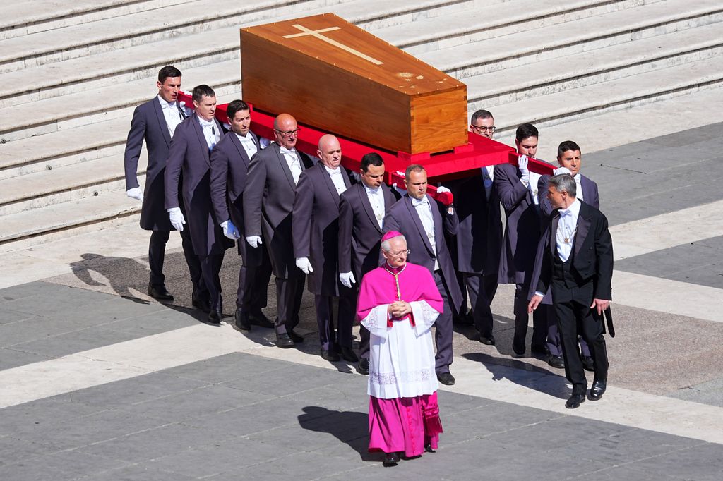 Tras el funeral del Papa Francisco, sus restos fueron trasladados en un cortejo fúnebre hacia la Basílica Santa María la Mayor