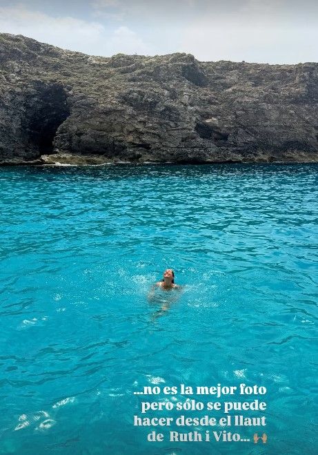 Nuria Roca disfrutando de las aguas cristalinas de Menorca