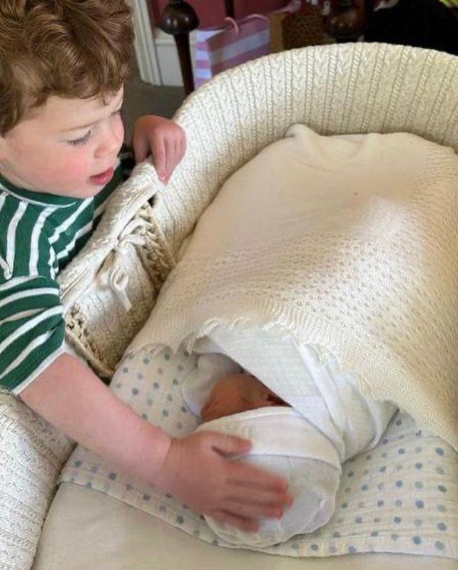 Eugenia de York presentando a su hijo pequeño