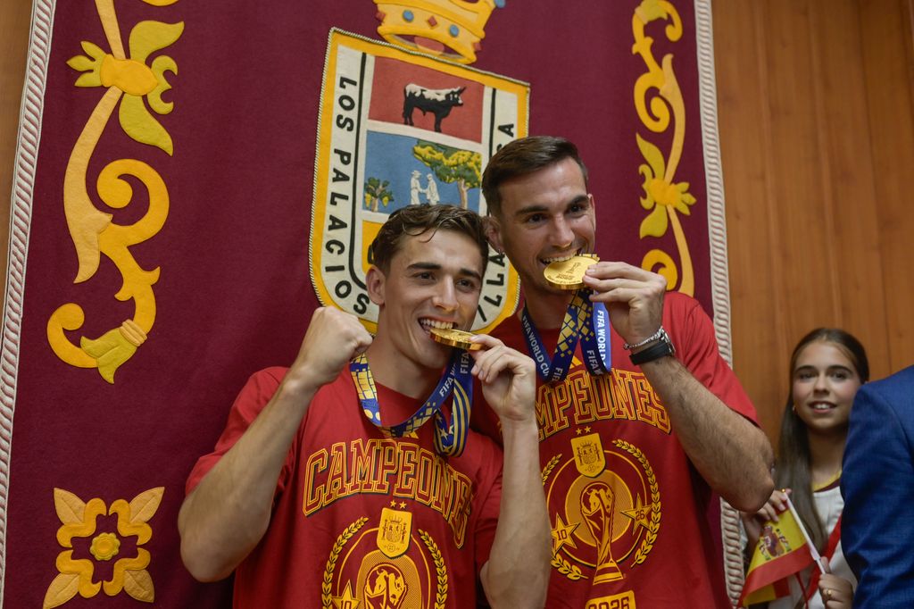 Fabián Ruiz y Gavi durante el homenaje en su tierra