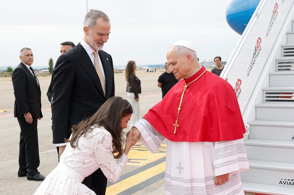 Los Reyes hacen la reverencia al Papa en su llegada al aeropuerto