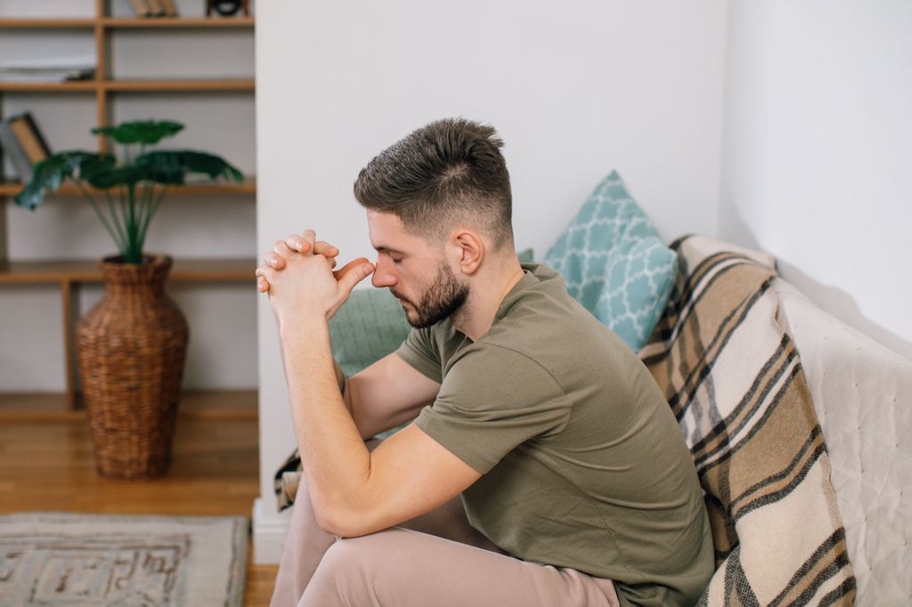 Hombre sintiendo tristeza tras la separación de su pareja sentimental 
