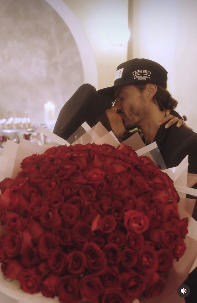 Galilea Montijo besó apasionadamente a su novio Isaac Moreno en agradecimiento por tan bella sorpresa.