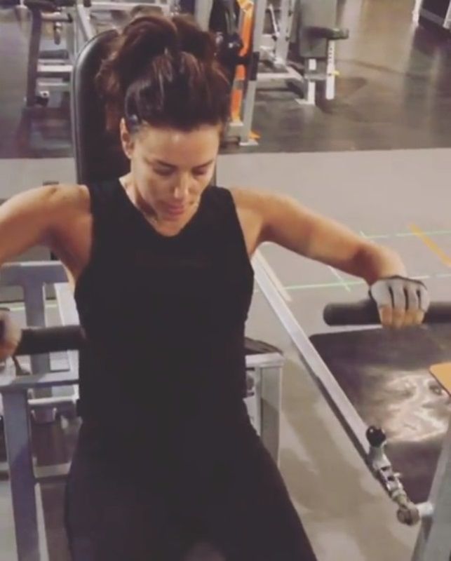 Eva Longoria realiza press de pecho