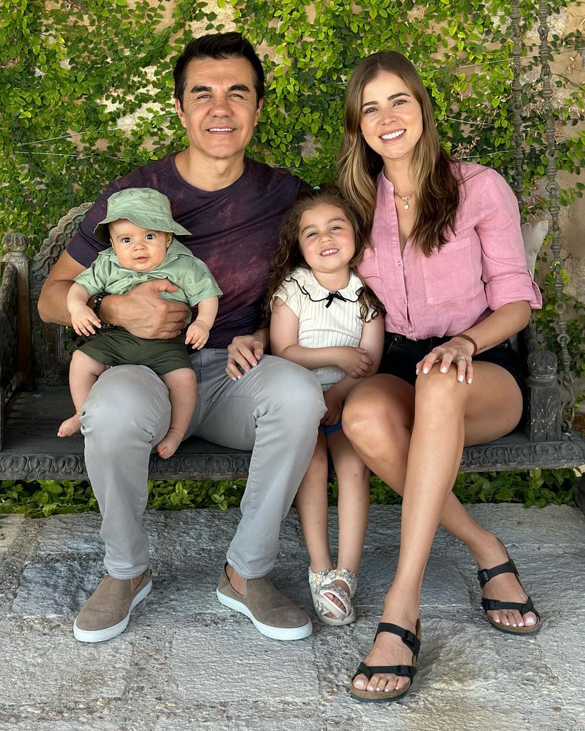 Adrián Uribe y su familia.