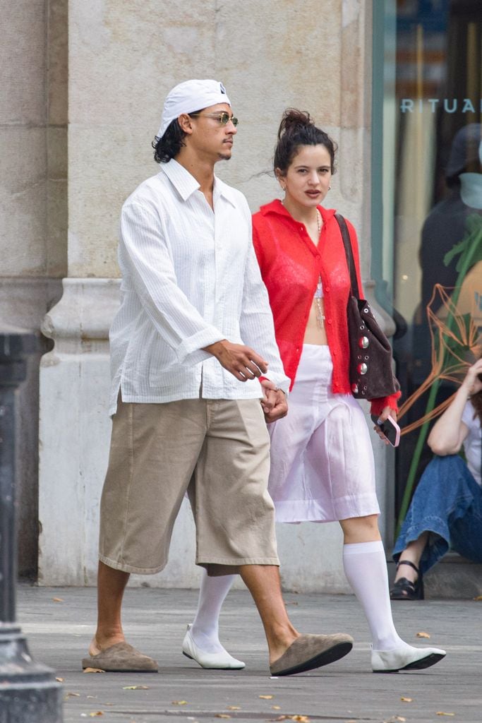 Rosalia mostró su singular estilo en sus salidas con su novio en Barcelona.