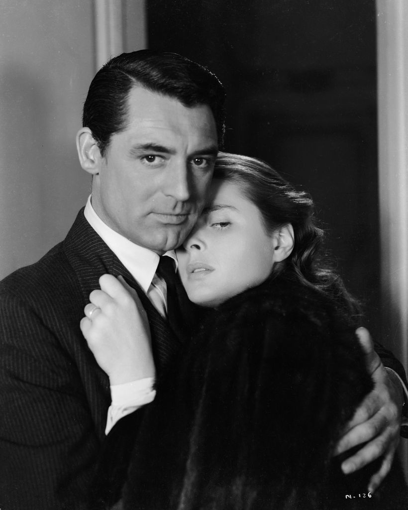 Cary Grant (1904-1986) con Ingrid Bergman (1915-1982) en el thriller de espionaje 'Notorious'.