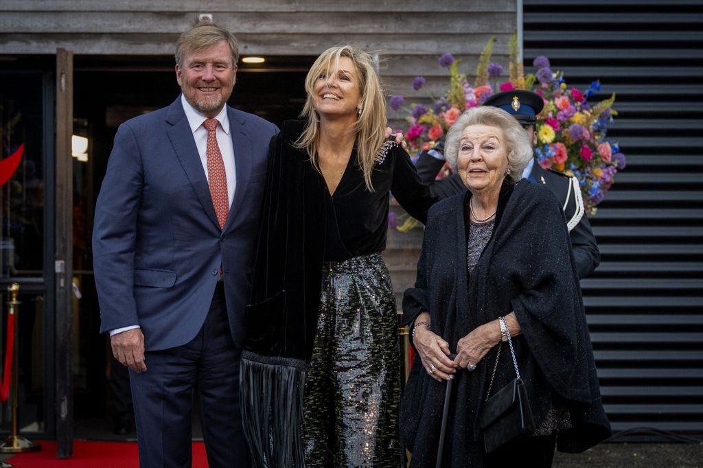 Los Reyes Guillermo y Máxima de Holanda junto a la princesa Beatriz en el concierto anual con motivo del Día del Rey en Dokkum, en Países Bajos