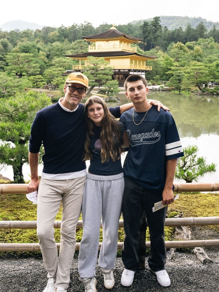 Tom Brady, Benjamin y Vivian visitaron el Pabellón Dorado, un famoso en templo en Kioto.