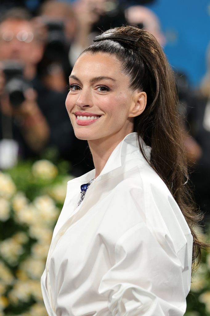 Anne Hathaway con una piel radiante en la Met Gala de este año. 
