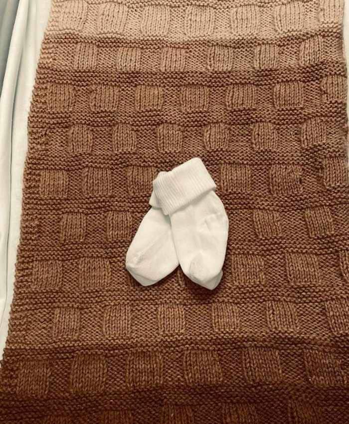 Ed Sheeran muestra los calcetines de su nueva hija 