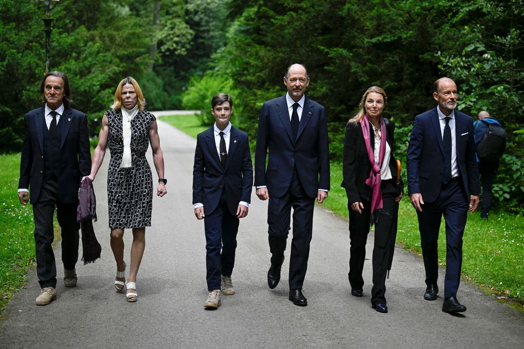 El príncipe Kyril de Preslav, Rosario Nadal, el príncipe Konstantin-Assen de Vidin, Simeon-Hassan Muñoz, la princesa Kalina y su marido Kitin Muñoz en el funeral del rey Fernando I de Bulgaria