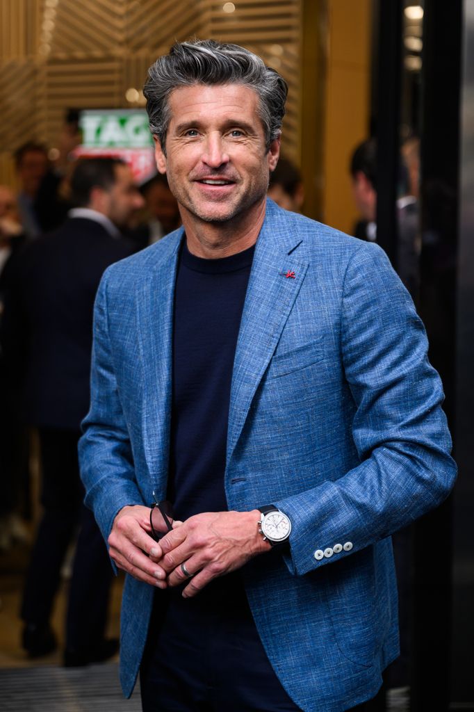 Plano medio de Patrick Dempsey con blazer azul 