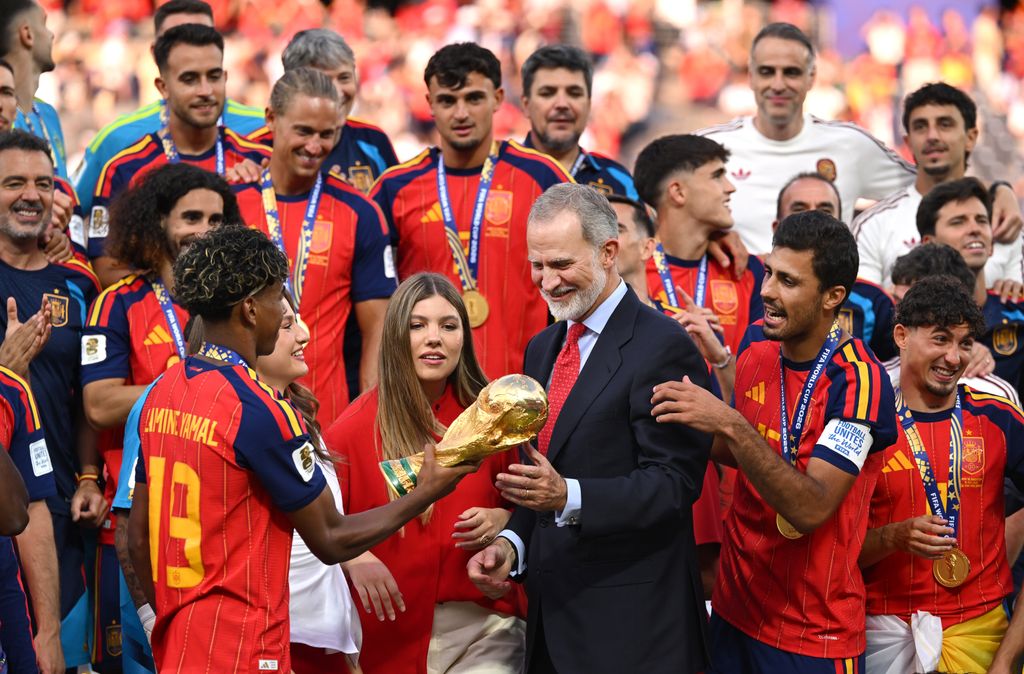 El rey Felipe recibió la Copa del Mundo de manos de Lamine Yamal, una de las estrella de la Selección de España.