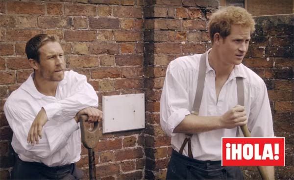 El príncipe Harry interpreta a un jardinero que está acompañado por el exjugador inglés de rugby, Jonny Wilkinson
