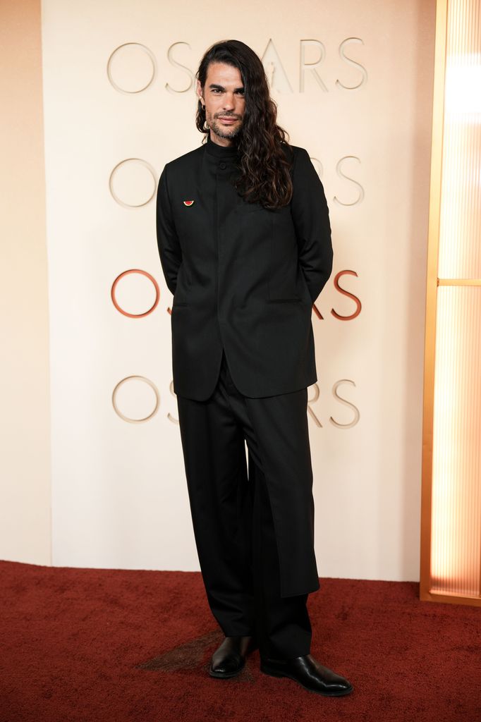 El director español Oliver Laxe en la alfombra roja de los premios Oscar 2026, vestido de Adolfo Domínguez. 