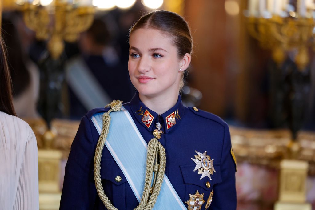 La heredera al trono ha vuelto a lucir diferentes condecoraciones, como el Toisón de Oro, la banda azul de la Orden de Carlos III, el pasador de la Gran Cruz del Mérito Militar y el de la Gran Cruz del Mérito Naval, ambos con distintivo blanco