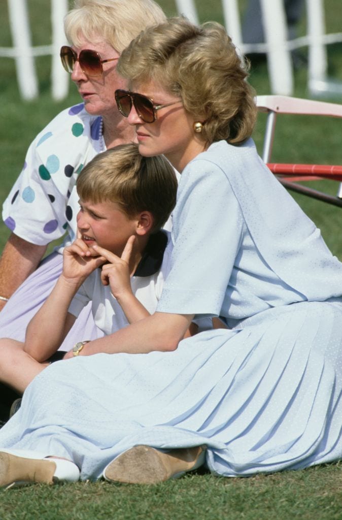 Diana de GAles con el príncipe Guillermo y su madre Frances Shand Kydd a