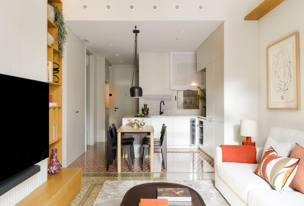 Cocina abierta al salón con suelos hidráulicos