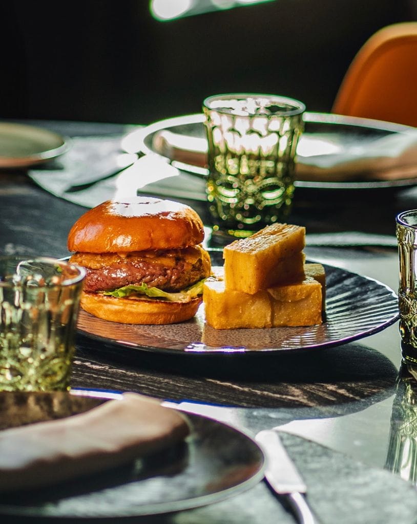 Hamburguesa de vaca nacional madurada con queso cheddar fundido y una salsa casera secreta llamada mil islas.