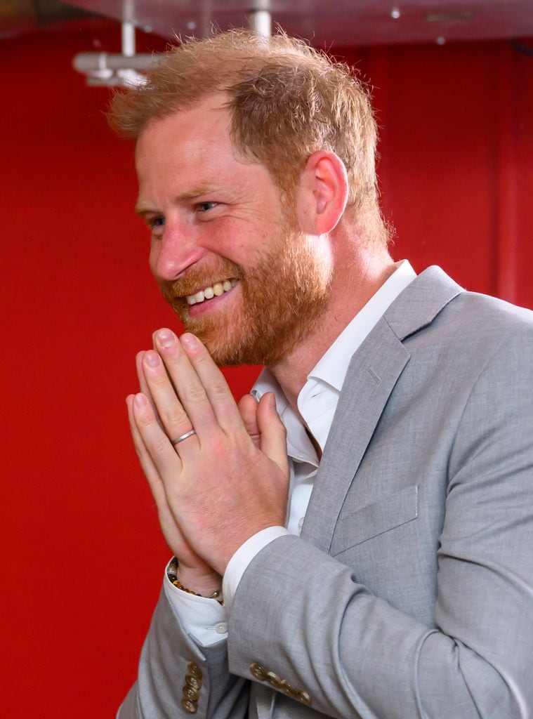 El príncipe Harry en un estudio de grabación reaccionando a una actuación de un rapero llamado Paige