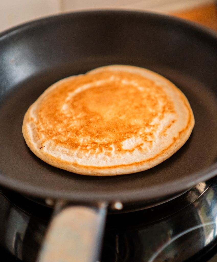 Cuando la masa empiece a burbujear es momento de dar la vuelta a la tortita para que se cocine por el otro lado. 