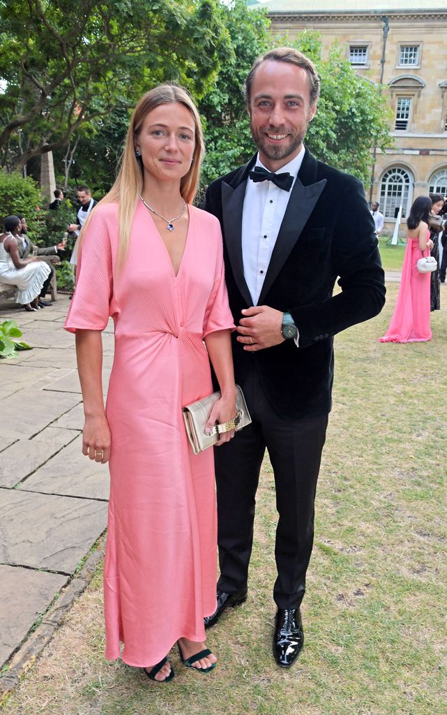James Middleton y su mujer, Alizée Thevenet, se casaron en 2021 y dos años después dieron la bienvenida a Íñigo, su primer hijo, con quien disfrutan de una tranquila vida familiar en el campo