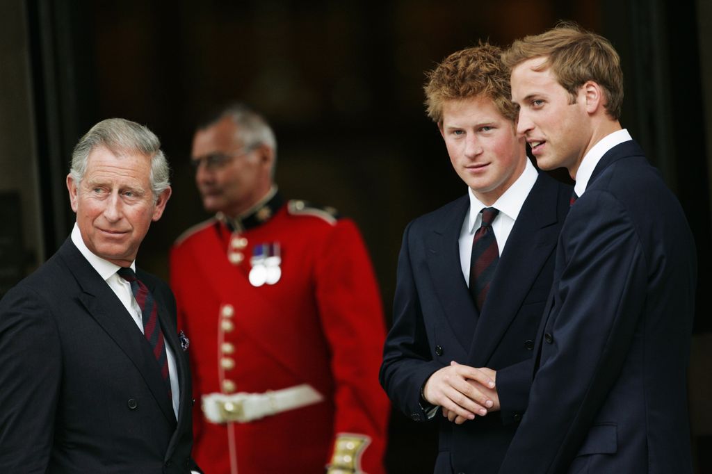  Carlos III con sus hijos William y Harry