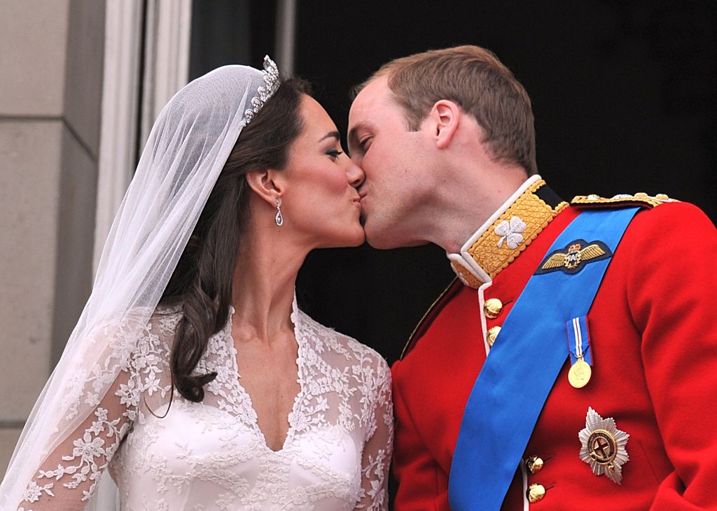 El príncipe William y la princesa Kate celebran 15 años de su boda con una foto junto a sus hijos 